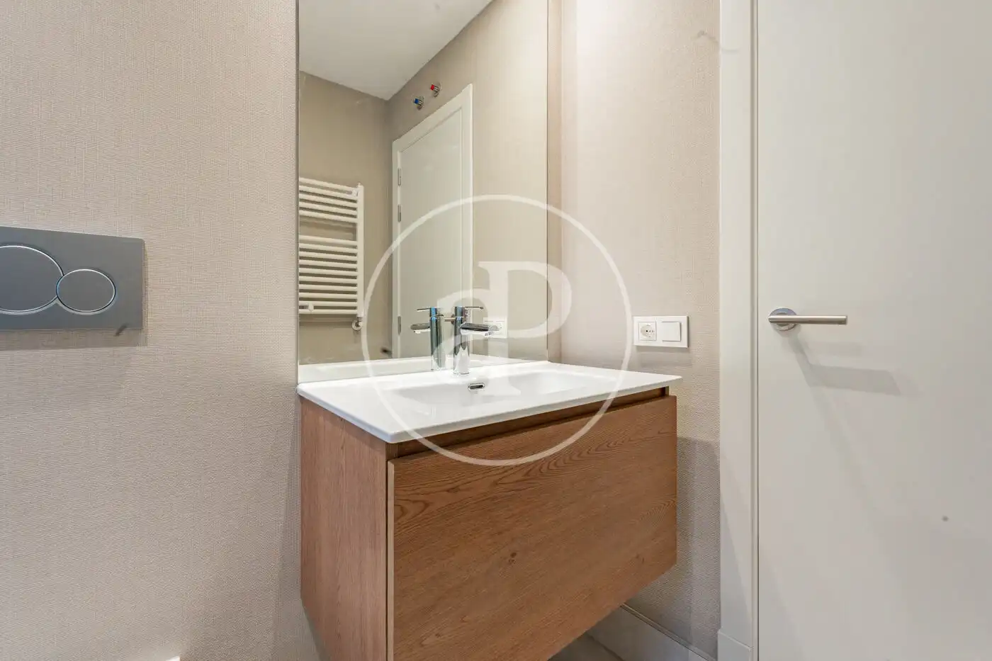 Bathroom of Flat for sale in Madrid  with Air Conditioner, Heating and Storage room