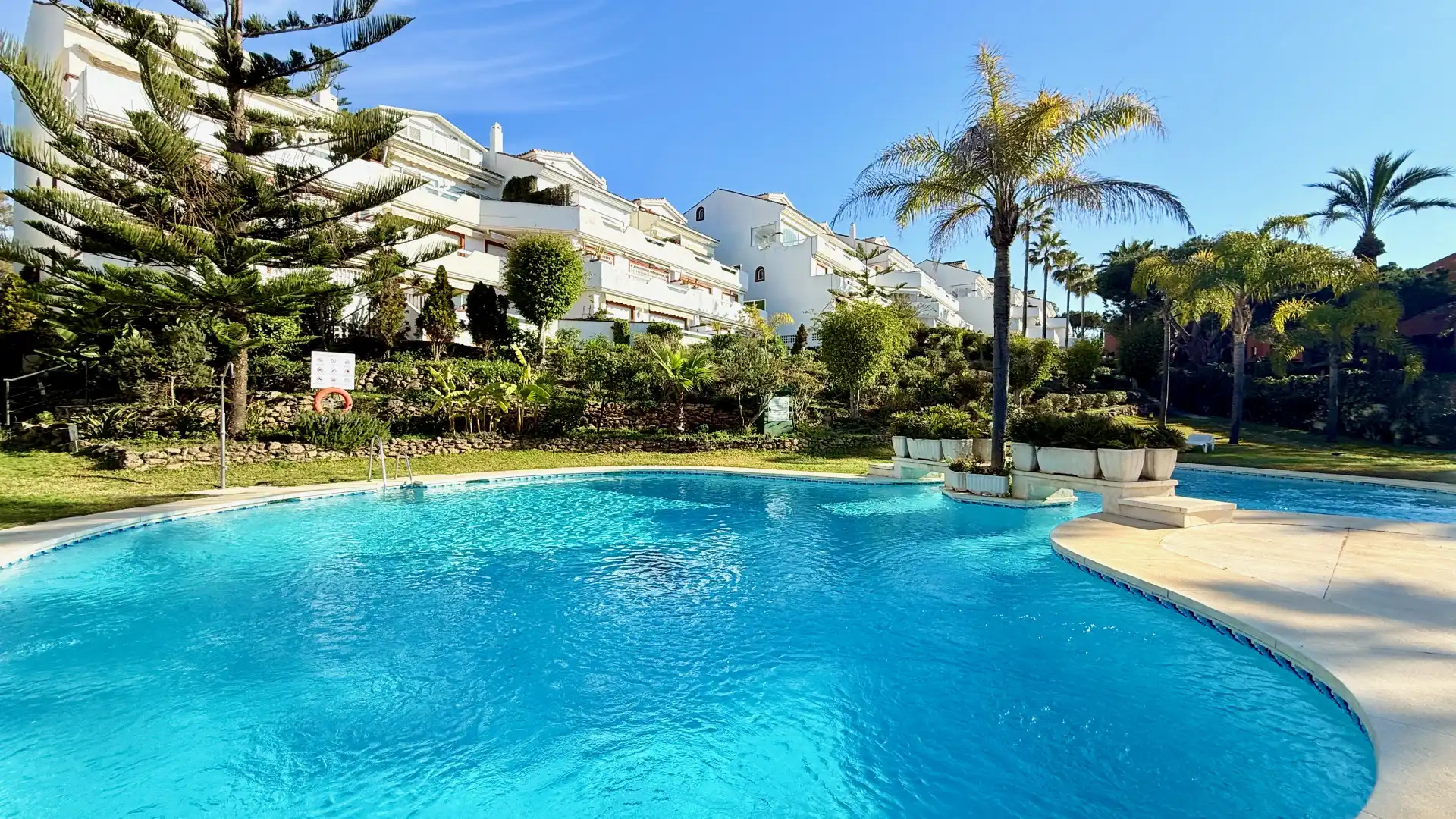 Vista exterior de Apartamento de alquiler en Marbella con Piscina y Piscina comunitaria