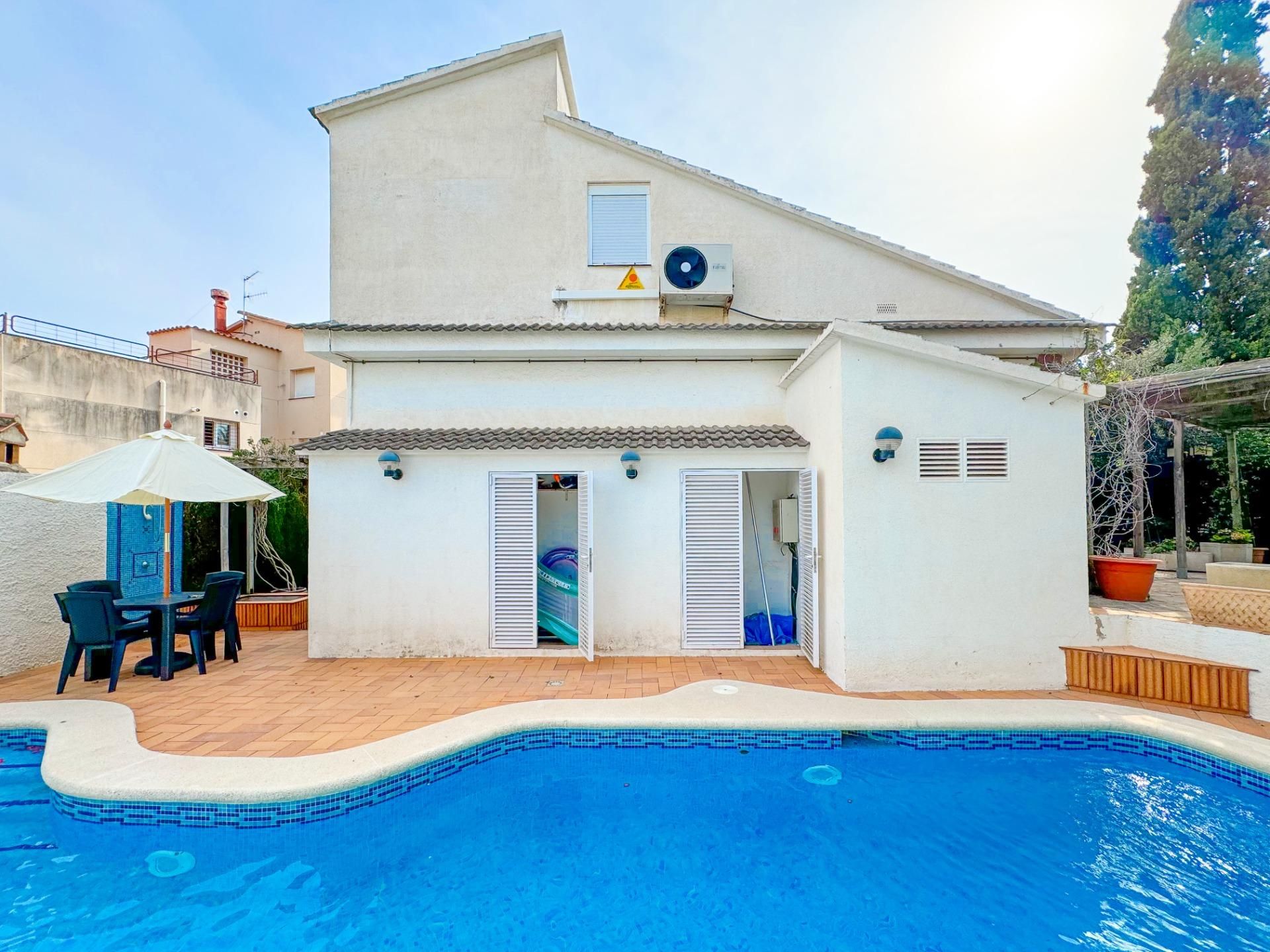 Swimming pool of House or chalet for sale in Calafell  with Air Conditioner, Heating and Private garden