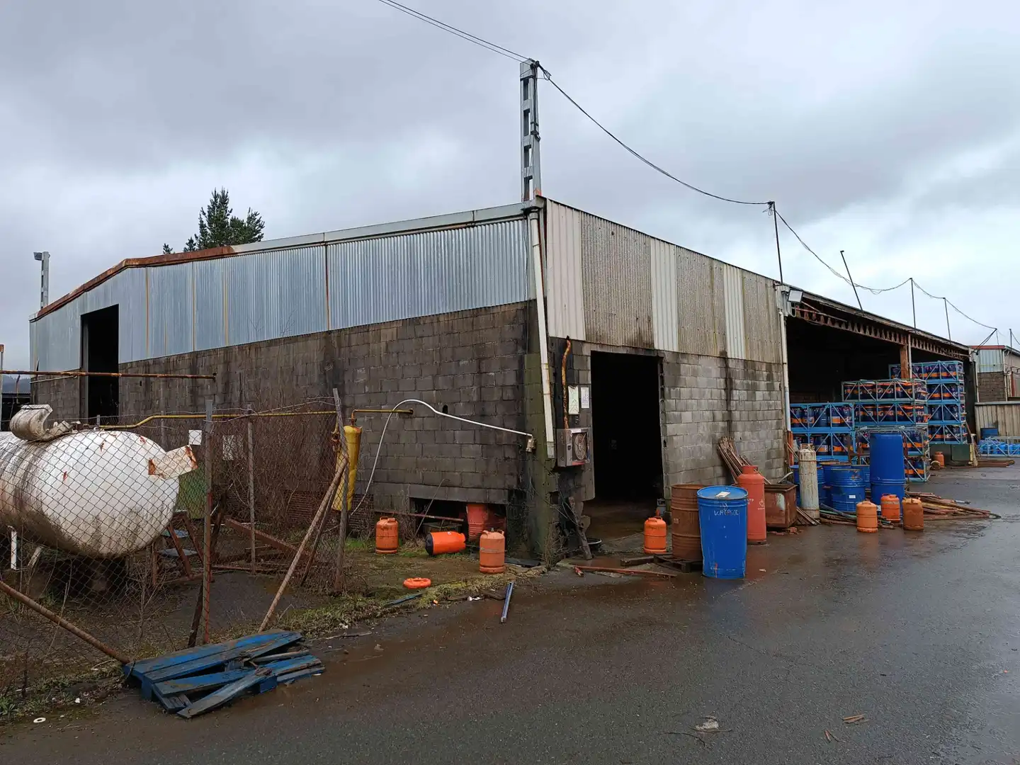 Außenansicht von Fabrikhallen zum Verkauf in Guitiriz