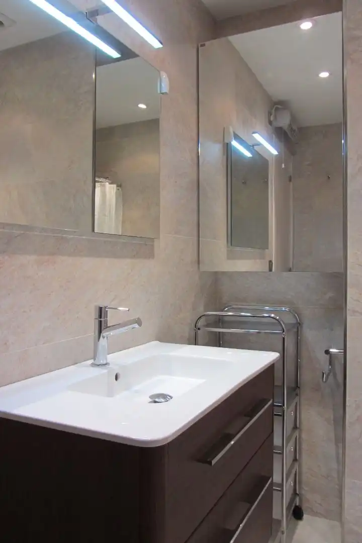 Baño de Piso de alquiler en Girona con Aire acondicionado, Calefacción y Lavadora