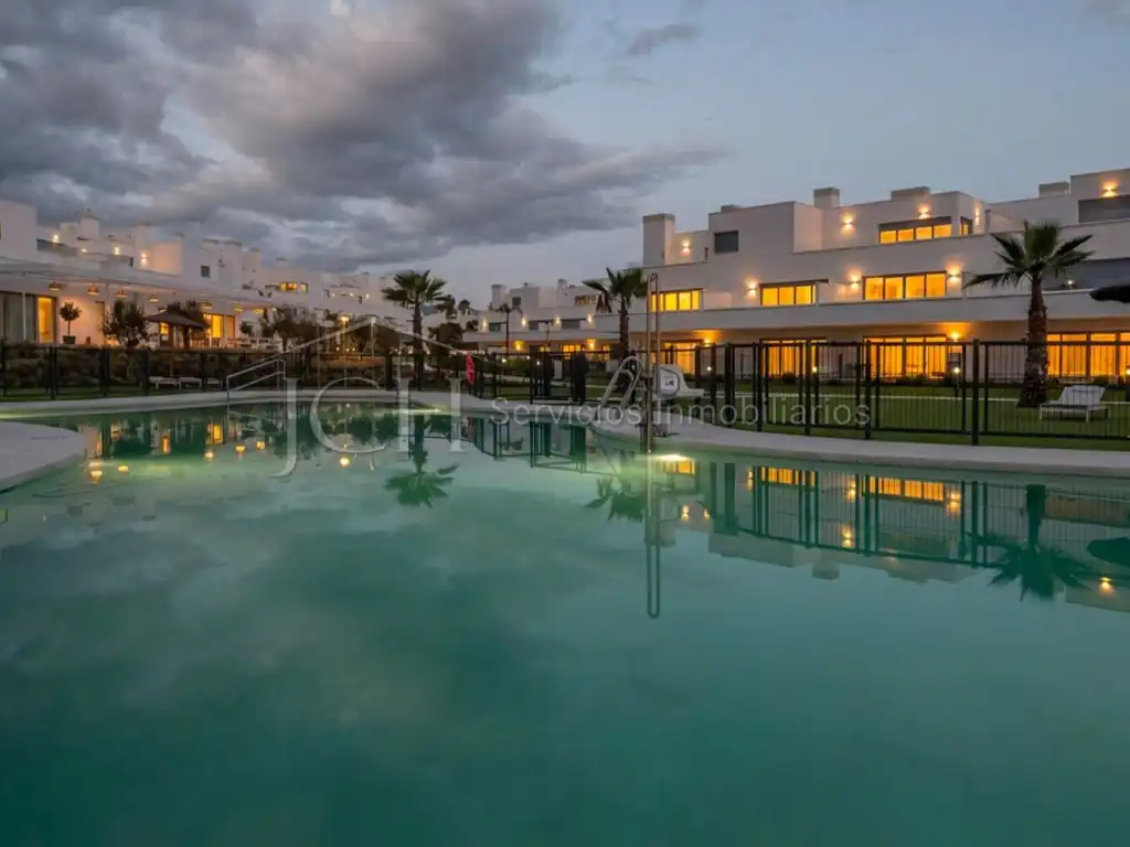 Piscina de Ático de alquiler en Estepona con Amueblado