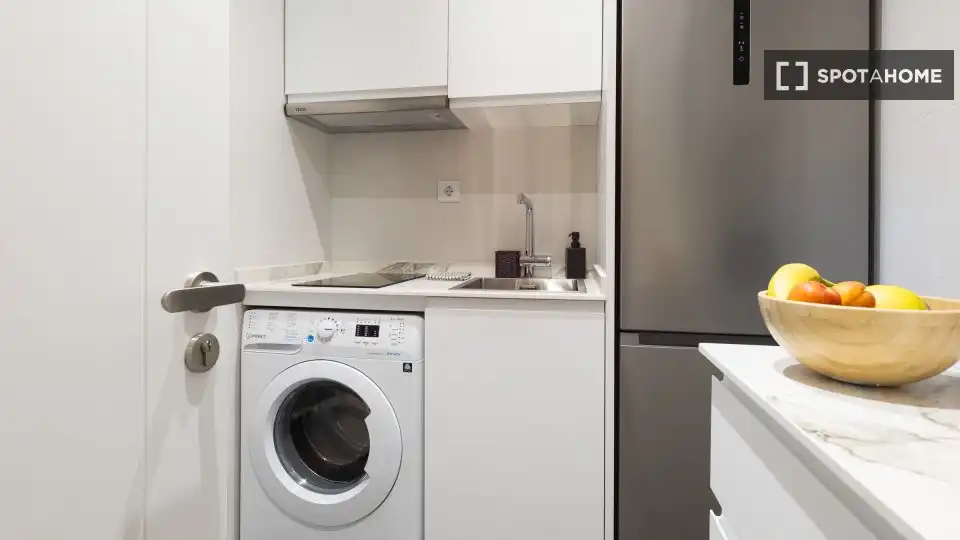 Cuina de Pis de lloguer en Barcelona amb Aire condicionat, Calefacció i Moblat