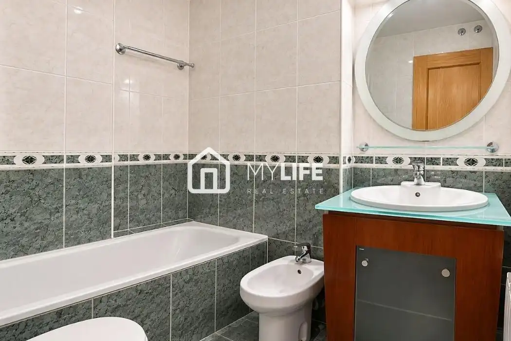 Bathroom of Attic for sale in Barcelona  with Air Conditioner, Heating and Parquet flooring