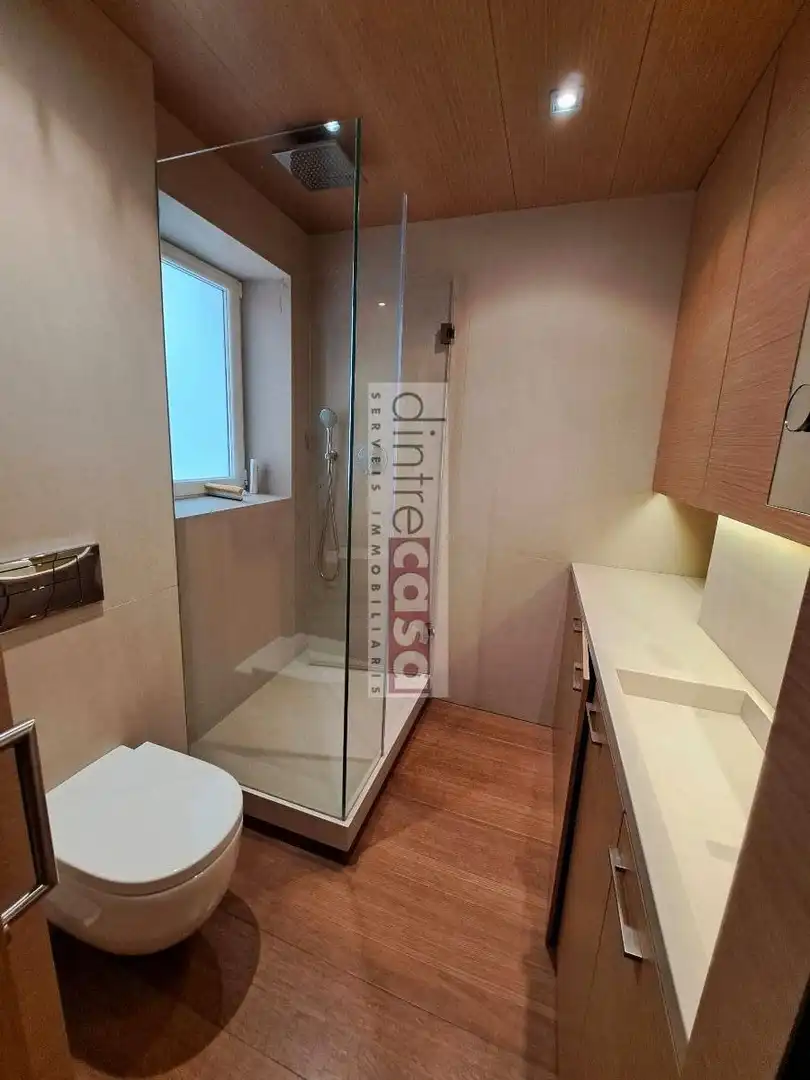 Badezimmer von Loft zum Verkauf in Barcelona mit Heizung und Ofen