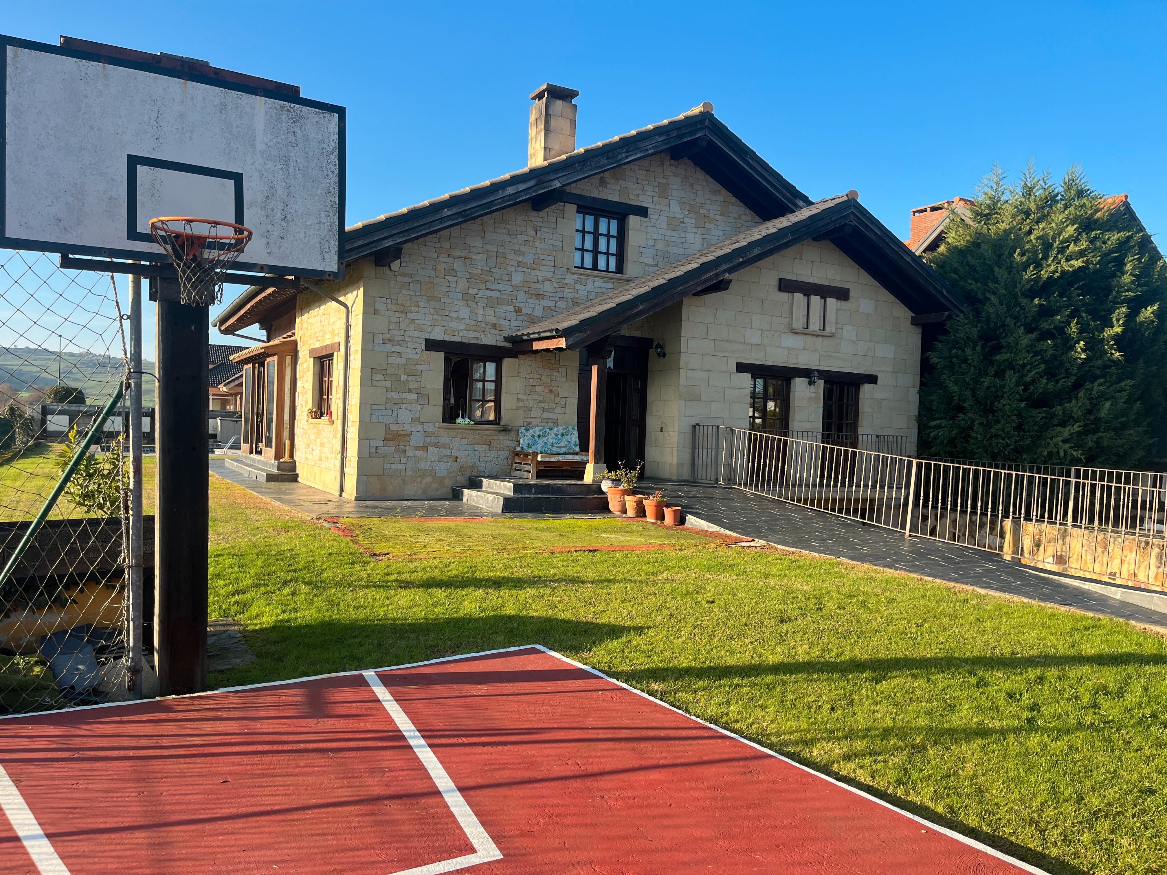 Vista exterior de Casa o xalet en venda en Suances amb Calefacció, Jardí privat i Parquet