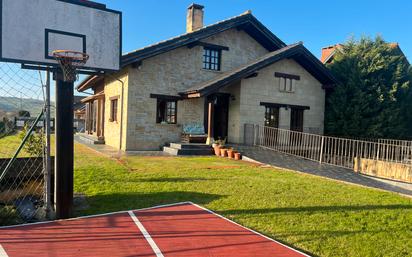 Vista exterior de Casa o xalet en venda en Suances amb Terrassa i Piscina