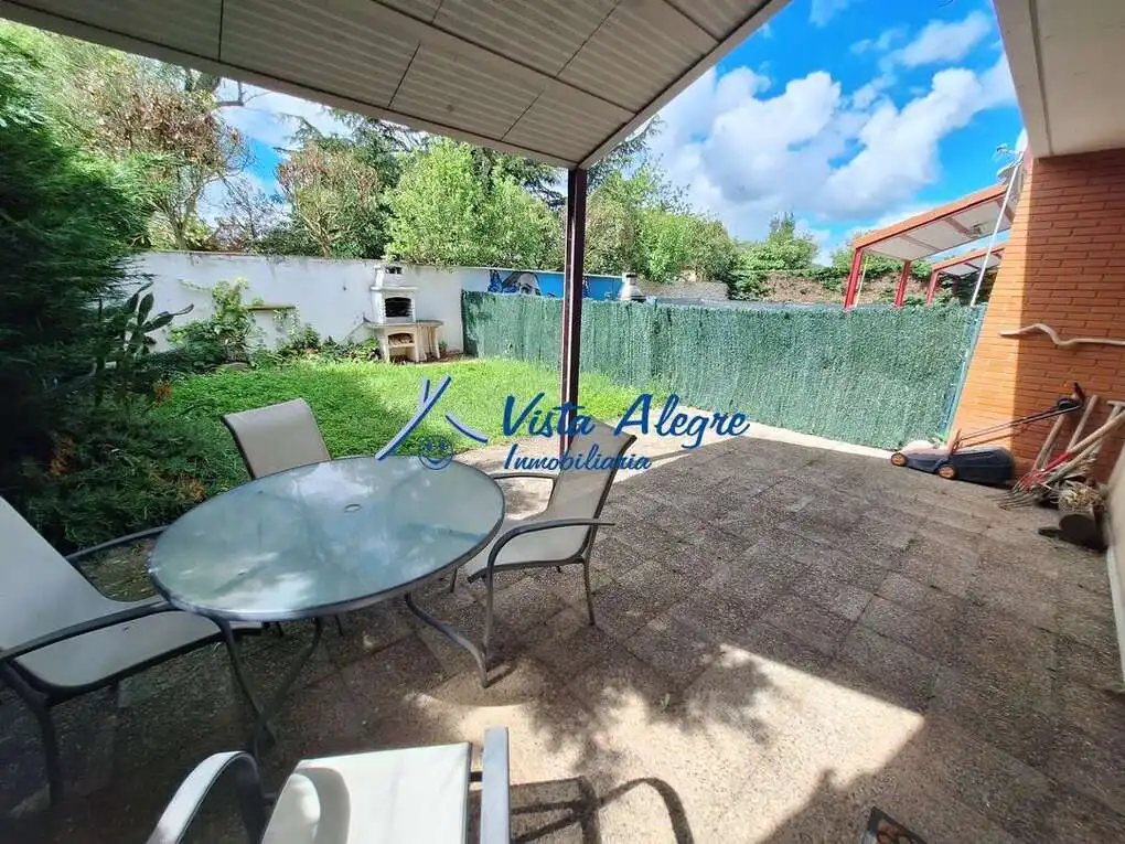 Garten von Einfamilien-Reihenhaus zum Verkauf in Santo Domingo de la Calzada mit Heizung, Privatgarten und Terrasse