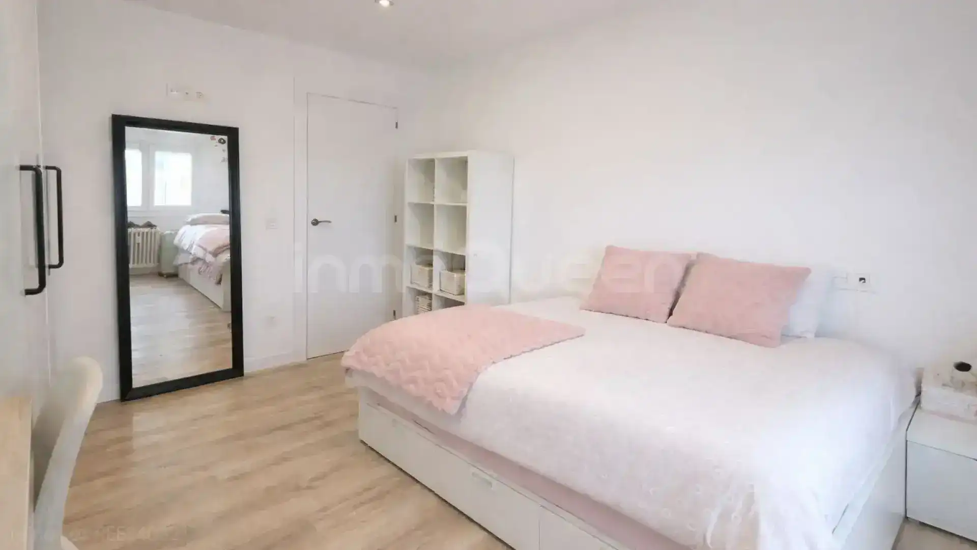 Bedroom of Flat for sale in Zaragoza  with Heating, Terrace and Furnished