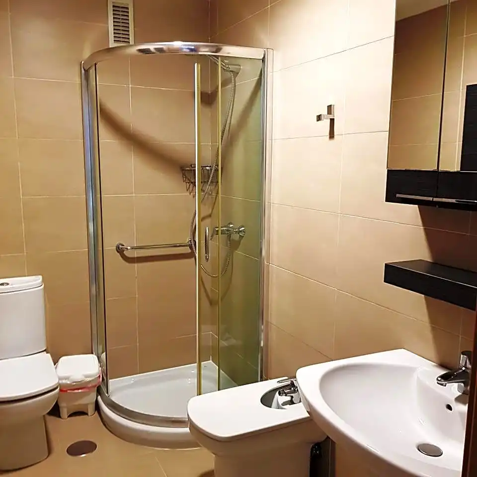 Bathroom of Flat for rent in Ourense Capital   with Heating, Parquet flooring and Terrace