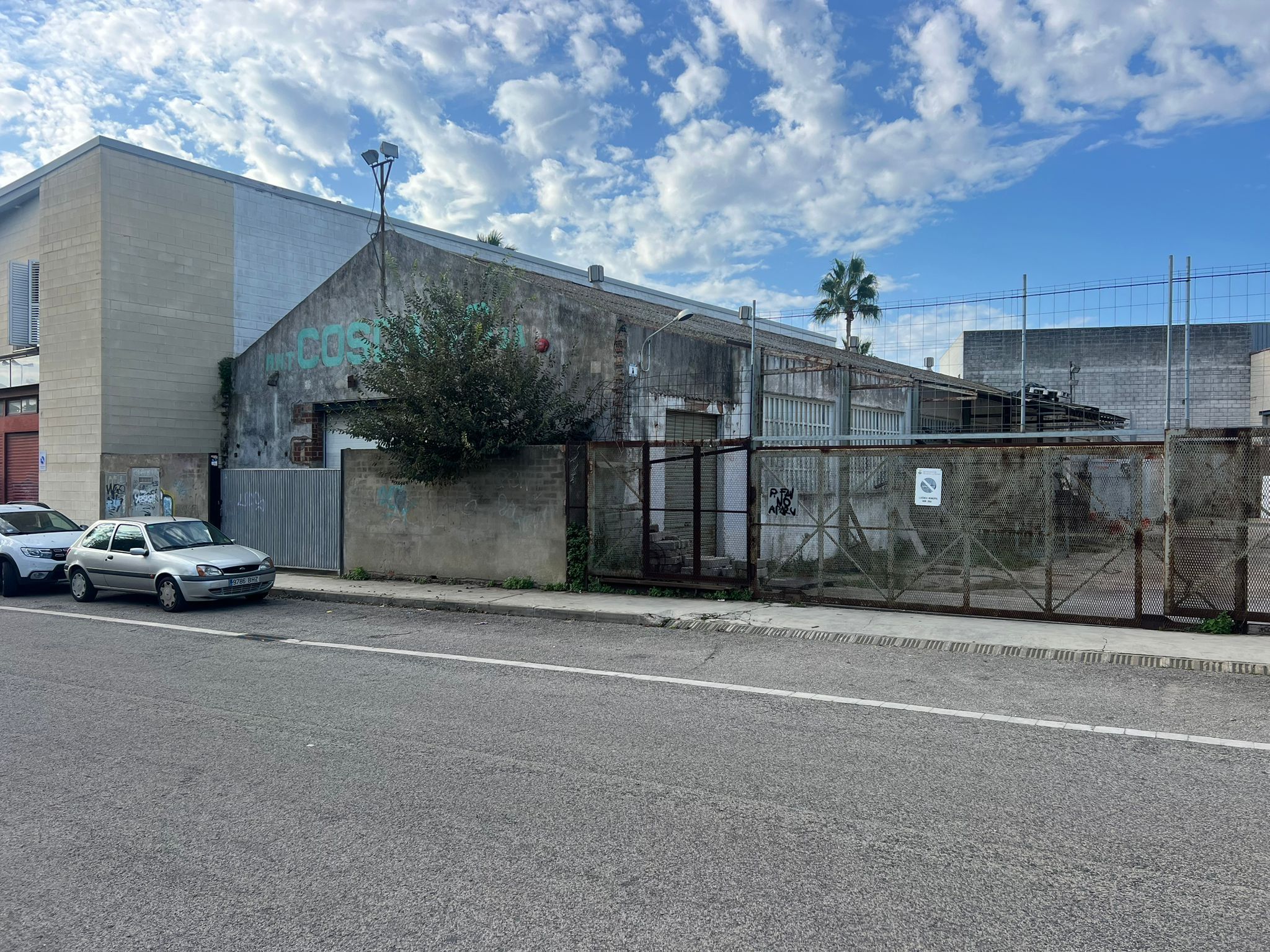 Exterior view of Industrial buildings for sale in Vilanova i la Geltrú