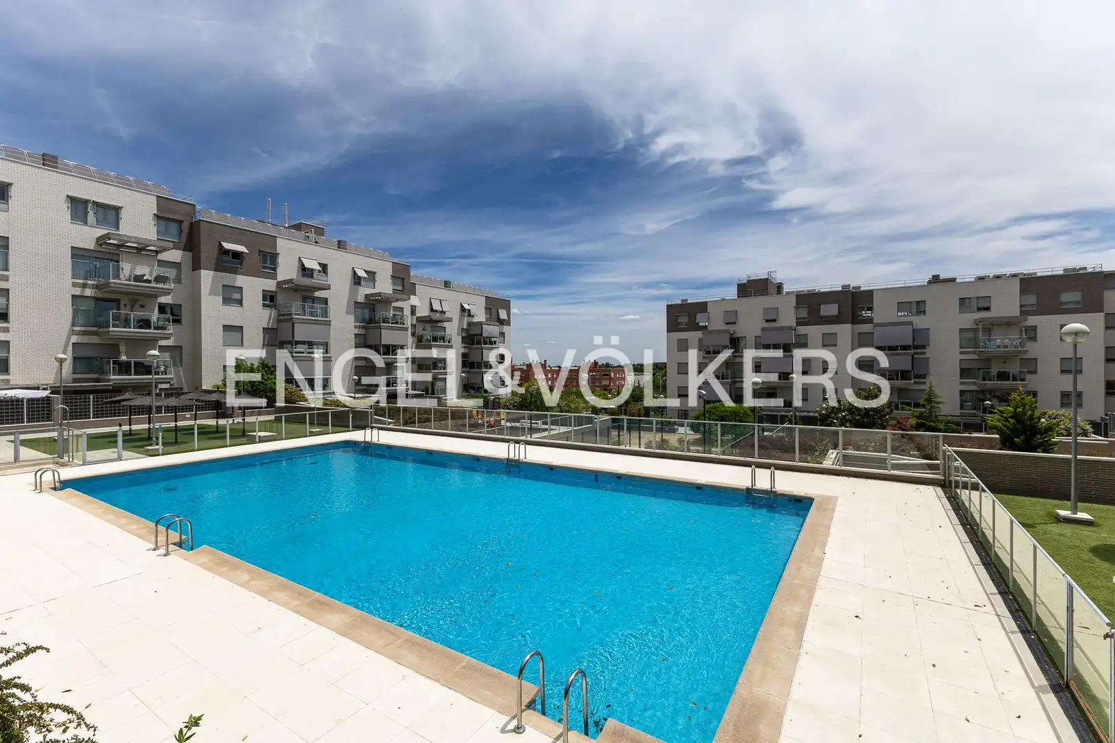 Schwimmbecken von Wohnung zur Miete in San Sebastián de los Reyes mit Klimaanlage, Heizung und Privatgarten