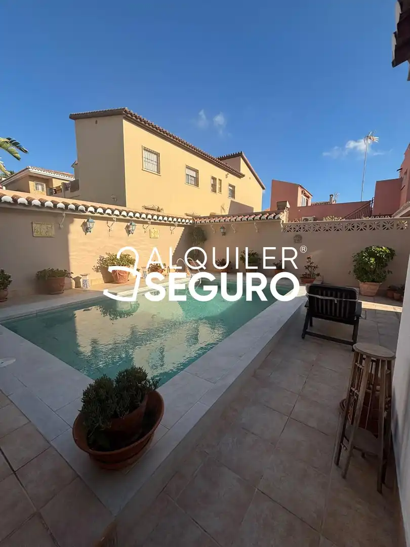 Detached house with pool to rent in Escritor busto previ, imagen 4
