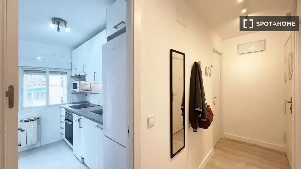 Flat for rent in Madrid  with Air Conditioner, Heating and Furnished