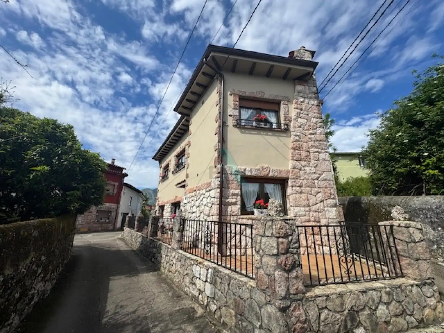 Vista exterior de Casa o xalet en venda en Llanes amb Jardí privat