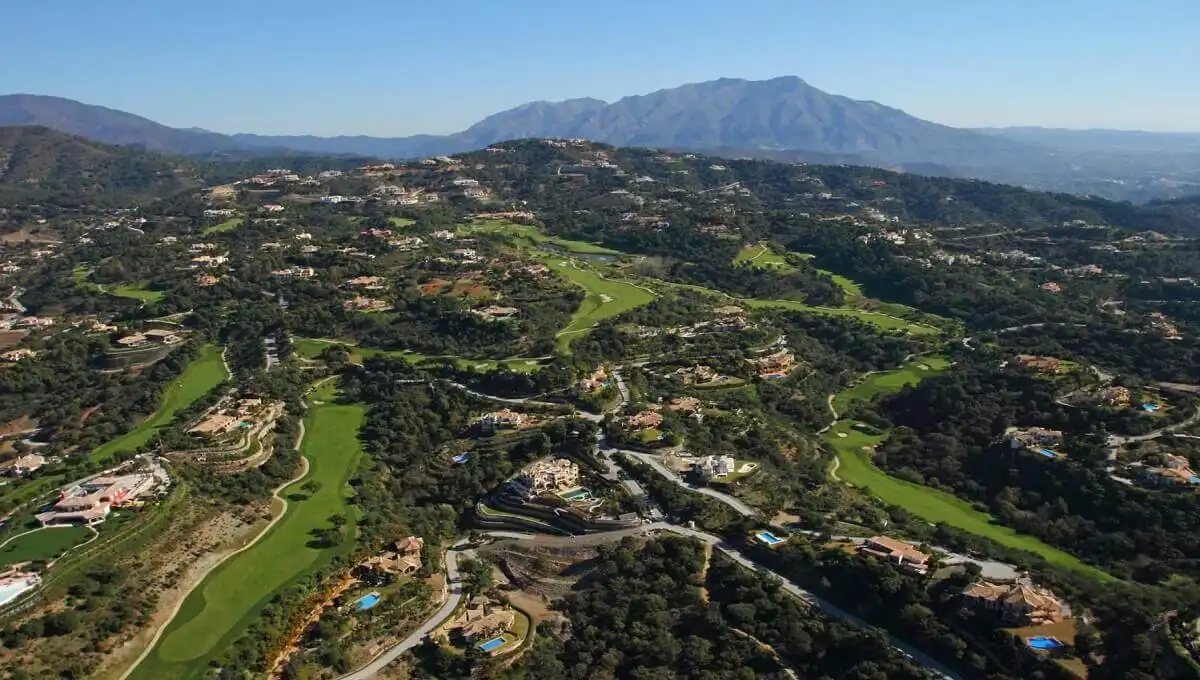 Vista exterior de Casa o xalet en venda en Benahavís amb Aire condicionat, Jardí privat i Piscina