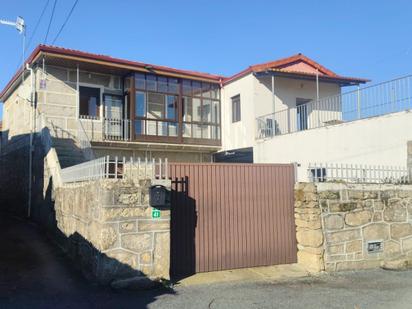 Vista exterior de Casa o xalet en venda en O Pereiro de Aguiar  amb Calefacció, Jardí privat i Terrassa