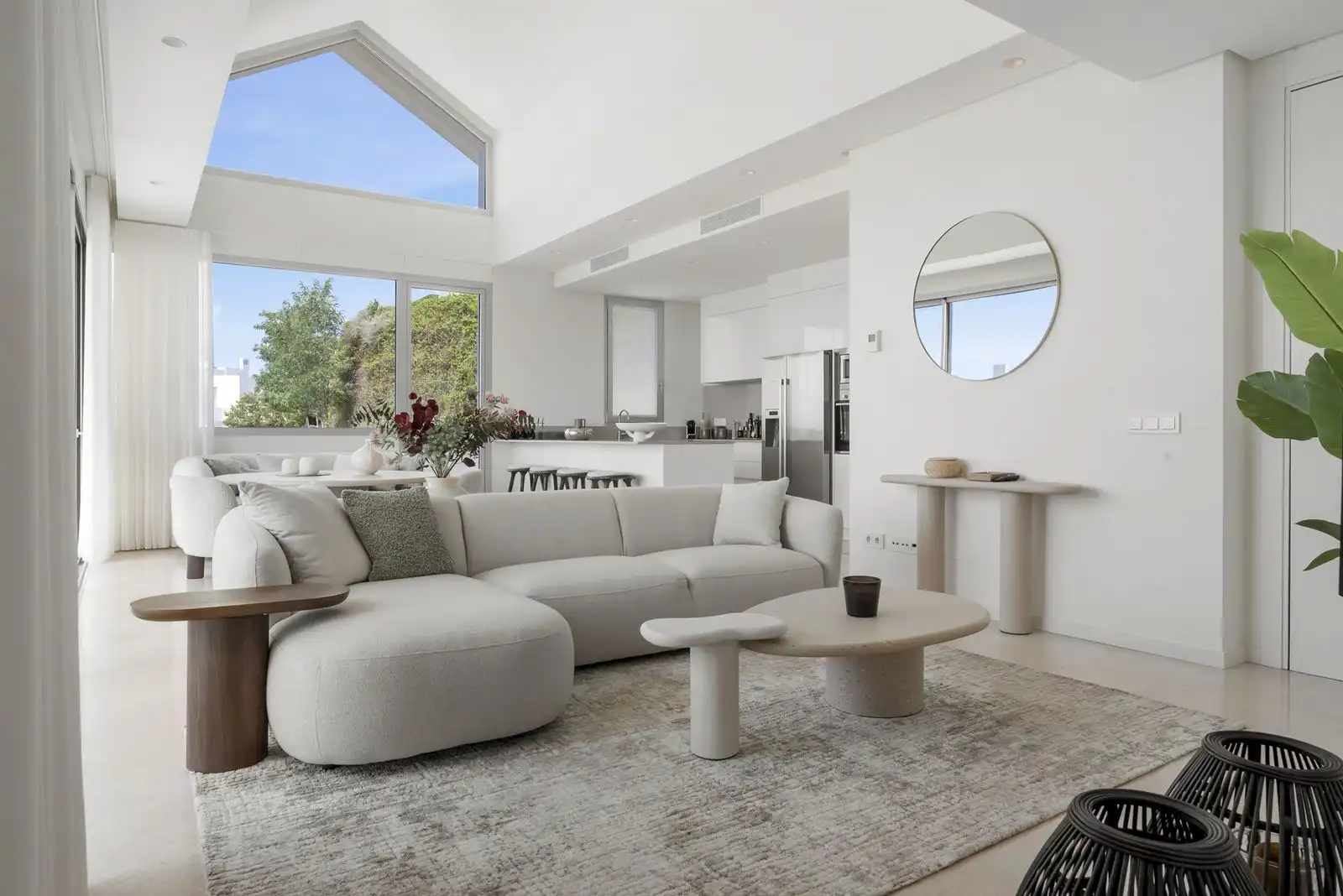 Wohnzimmer von Dachboden zum Verkauf in Benahavís mit Klimaanlage, Terrasse und Möbliert