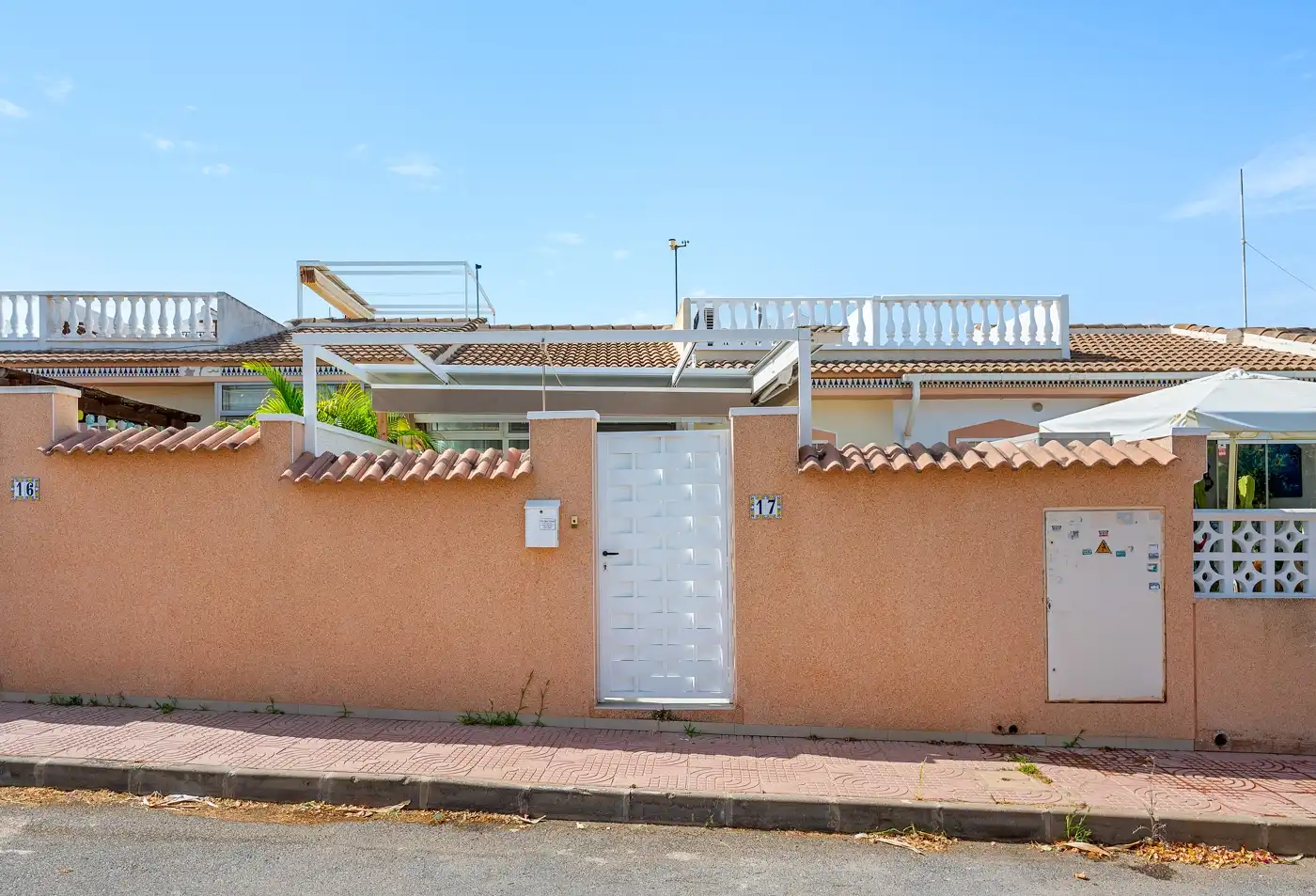 Vista exterior de Casa adosada en venda en Rojales amb Calefacció, Terrassa i Piscina comunitària