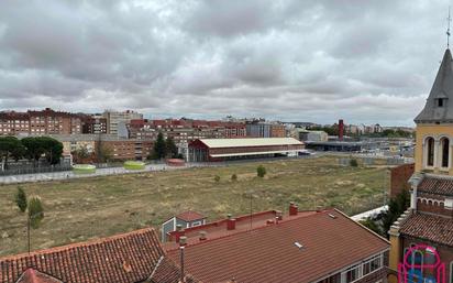 Vista exterior de Pis en venda en León Capital  amb Terrassa