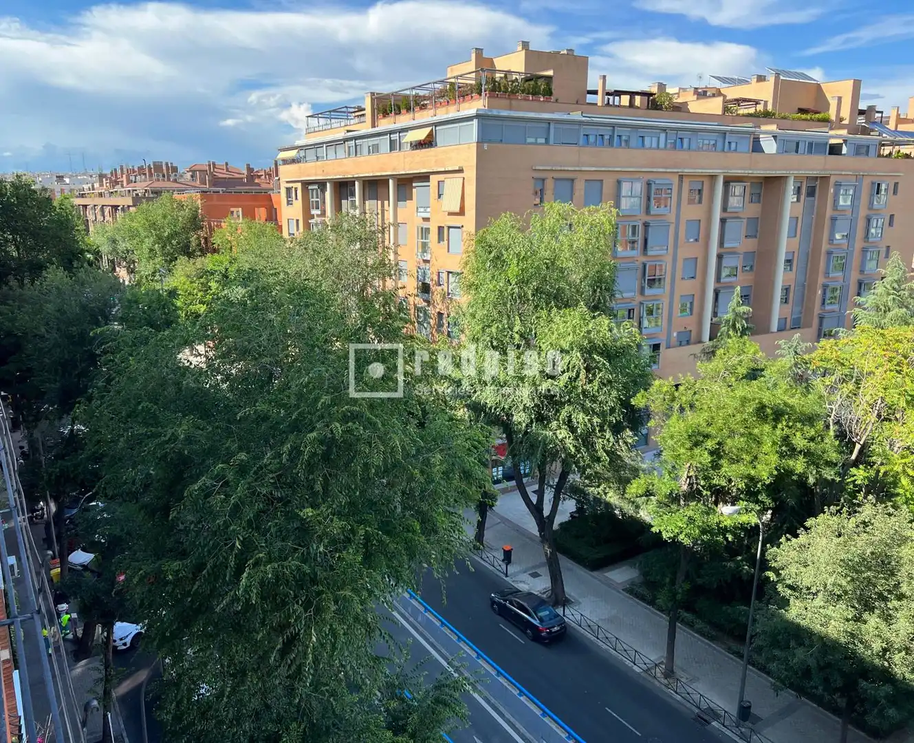 Vista exterior de Piso en venta en Madrid con Calefacción