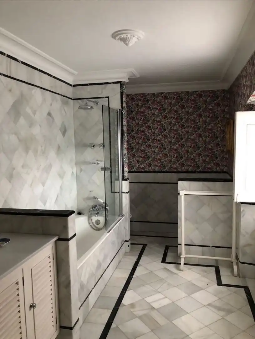 Bany de Casa o xalet en venda en Gijón  amb Jardí privat, Terrassa i Moblat