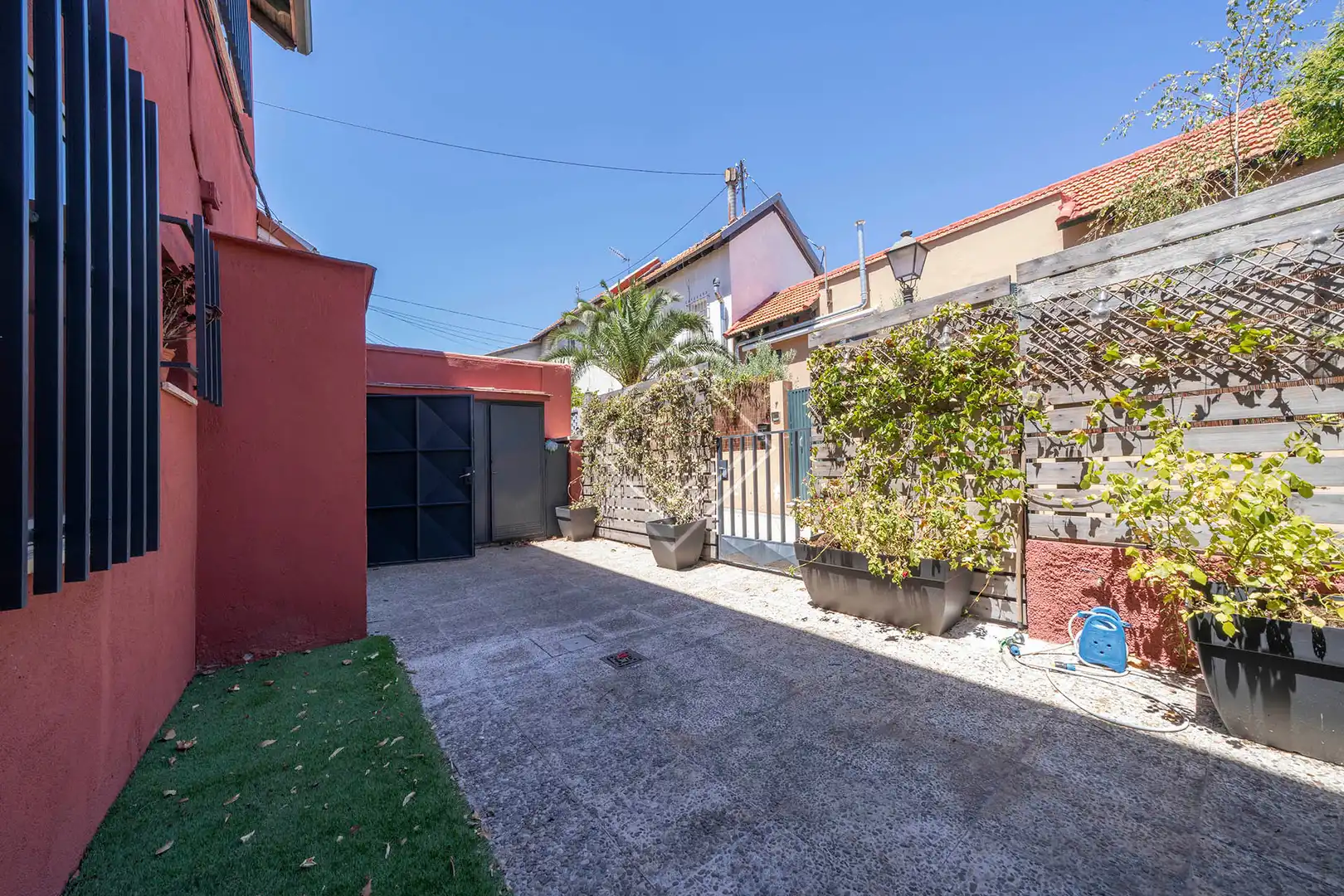 Vista exterior de Casa o chalet en venta en Madrid con Terraza
