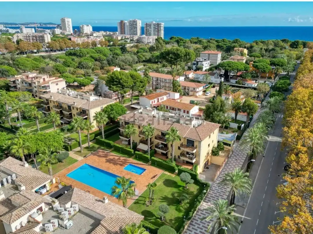 Vista exterior de Pis de lloguer en Castell d'Aro, Platja d'Aro i s'Agaró amb Aire condicionat, Calefacció i Jardí privat
