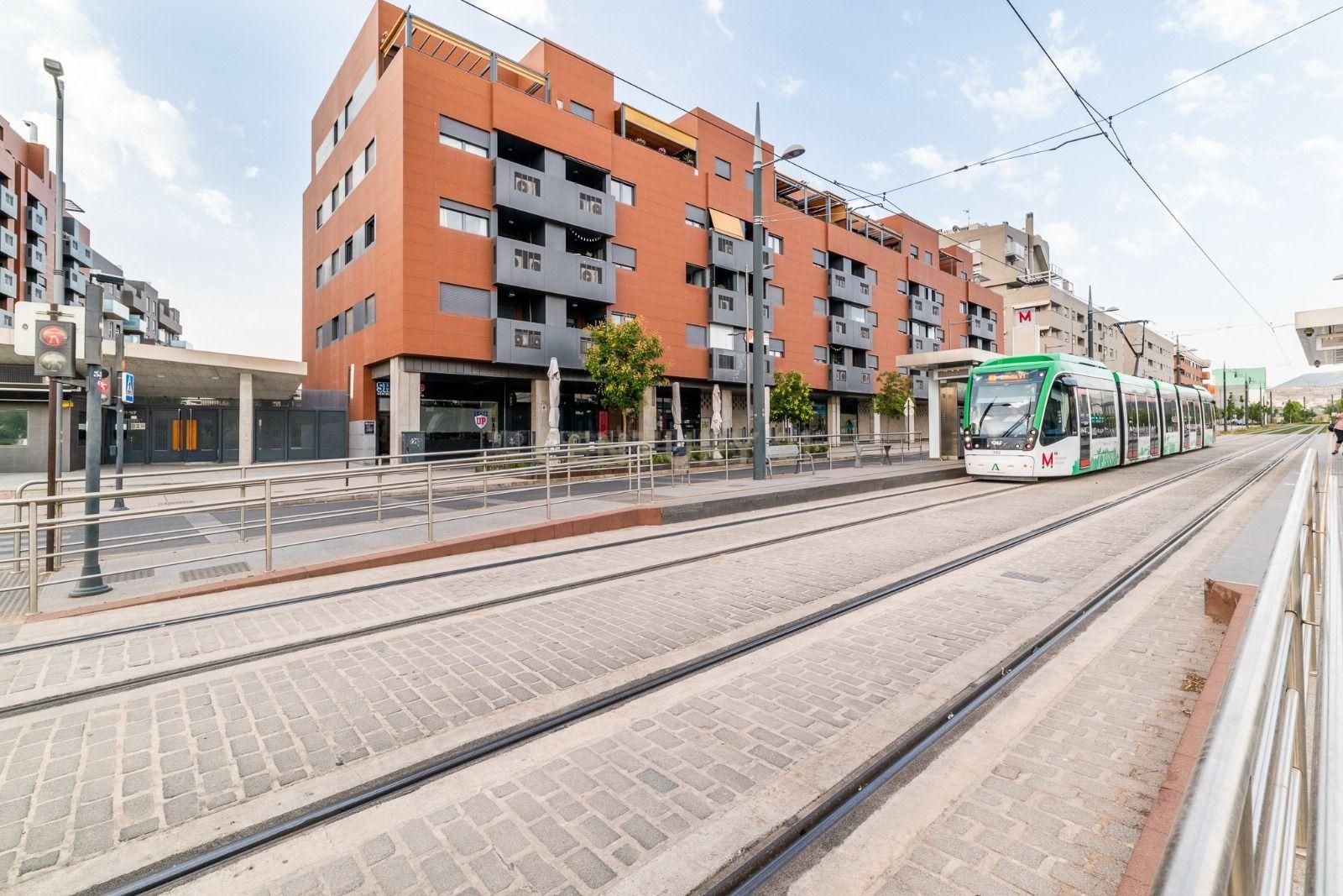 Außenansicht von Wohnung zum Verkauf in  Granada Capital mit Klimaanlage, Privatgarten und Ofen