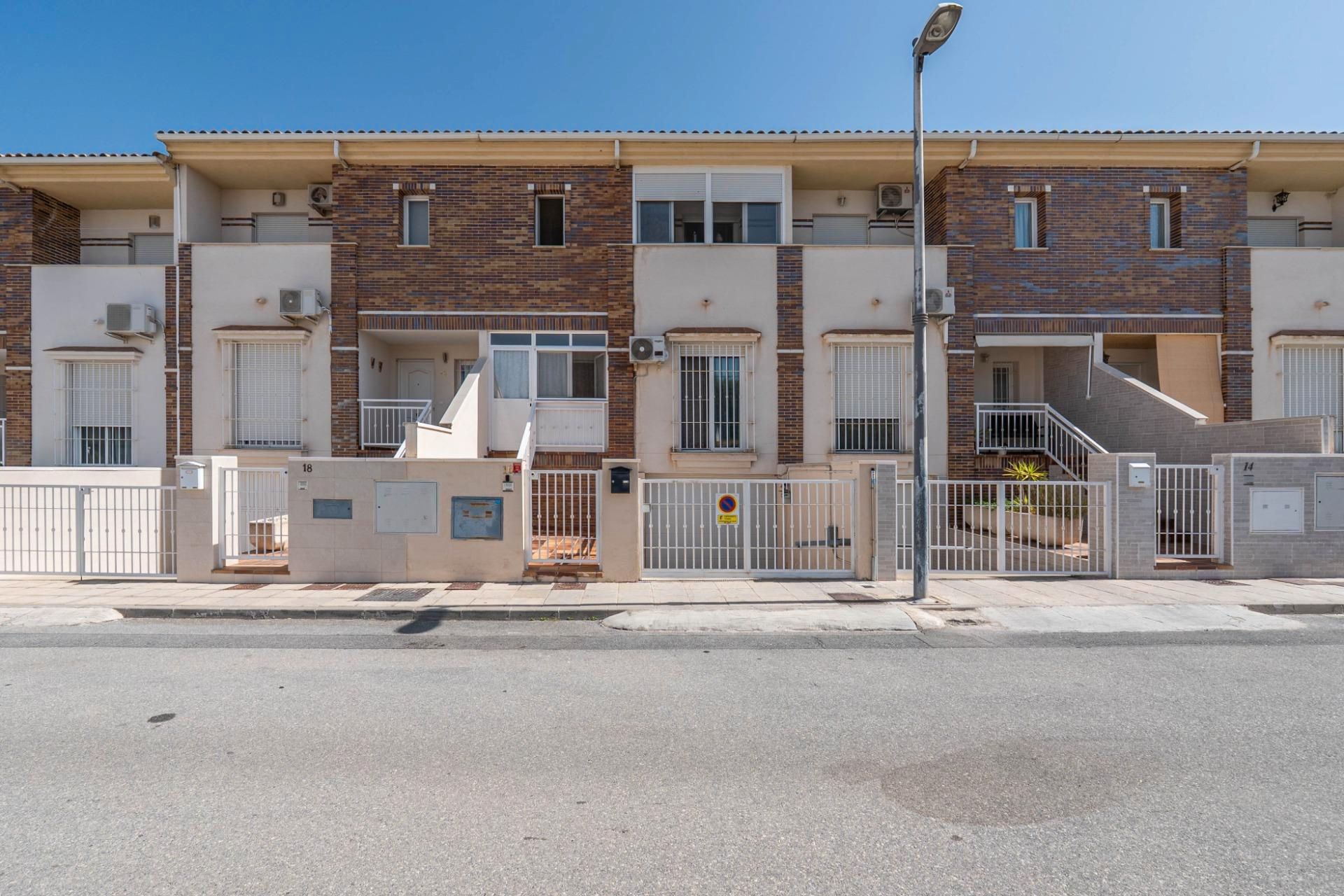 Vista exterior de Casa adosada en venda en Vegas del Genil amb Aire condicionat, Moblat i Piscina comunitària