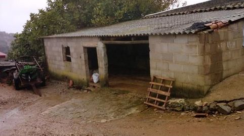 ANTIGUO ESTABLO. 
Este establo se sitúa dentro del pueblo, da a las dos calles casa vieja y dos naves con techo de uralita, tiene, imatge 5