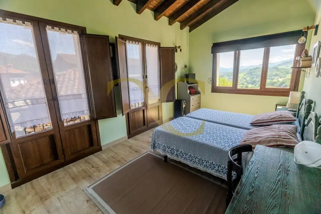Dormitori de Casa o xalet en venda en Cangas de Onís amb Calefacció, Jardí privat i Terrassa