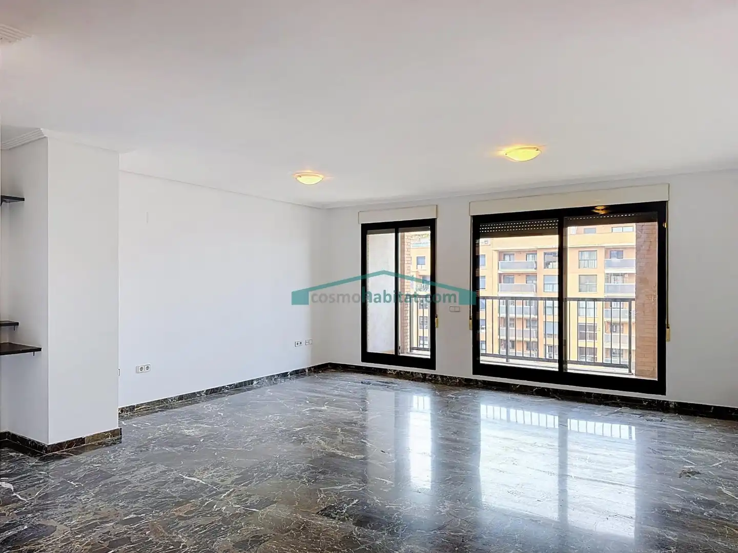 Außenansicht von Wohnung zur Miete in Valencia mit Klimaanlage und Terrasse