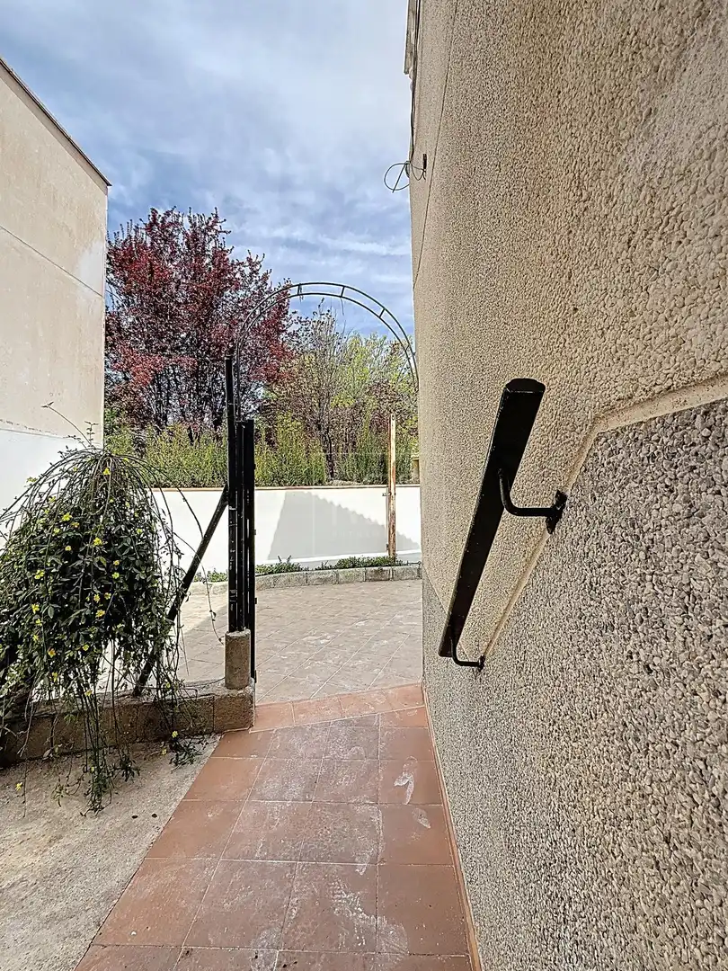 Vista exterior de Casa adosada en venta en Vegas del Genil con Aire acondicionado y Balcón