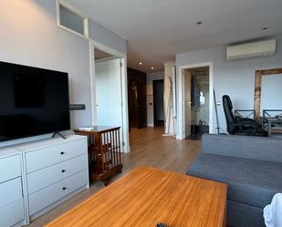 Sala d'estar de Apartament de lloguer en  Madrid Capital amb Aire condicionat, Calefacció i Moblat