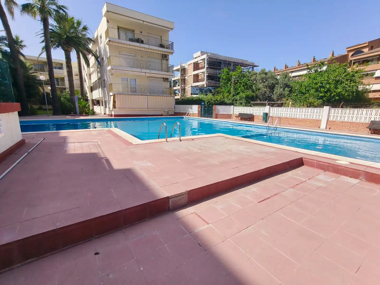 Schwimmbecken von Wohnungen zum Verkauf in Cambrils mit Klimaanlage, Terrasse und Ofen