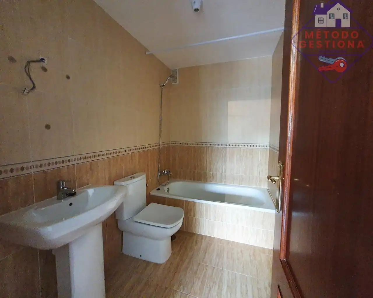 Baño de Piso en venta en Entrambasaguas con Calefacción, Balcón y Piscina comunitaria