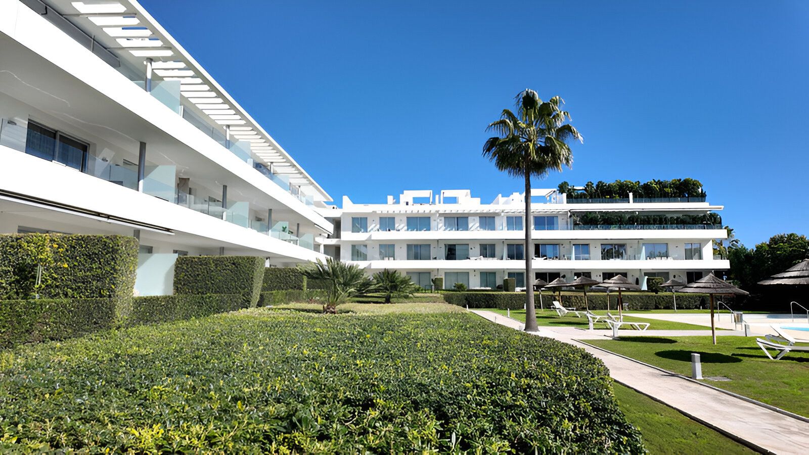 Vista exterior de Planta baixa en venda en Estepona amb Aire condicionat, Terrassa i Piscina