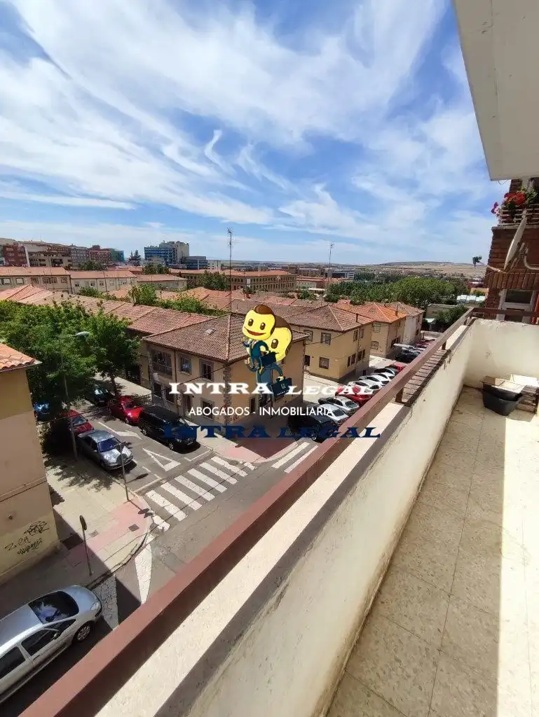 Vista exterior de Piso para compartir en Salamanca Capital con Calefacción, Terraza y Amueblado