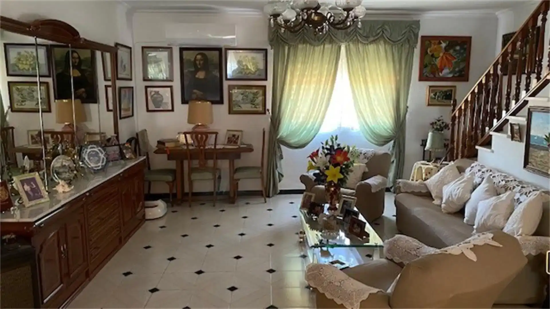 Sala d'estar de Casa o xalet en venda en Dos Hermanas amb Aire condicionat, Traster i Moblat