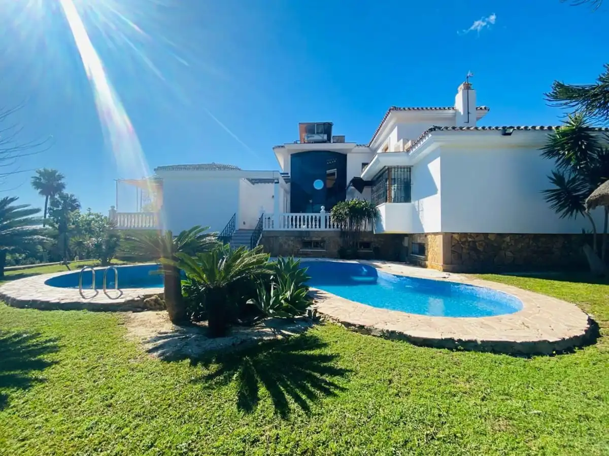 Chalet con piscina en venta en Avenida Manuel Mena Palma 50