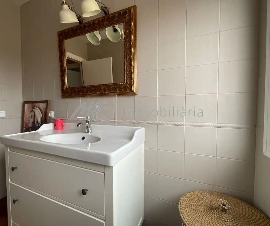 Badezimmer von Dachboden zum Verkauf in Vallromanes mit Heizung, Terrasse und Abstellraum