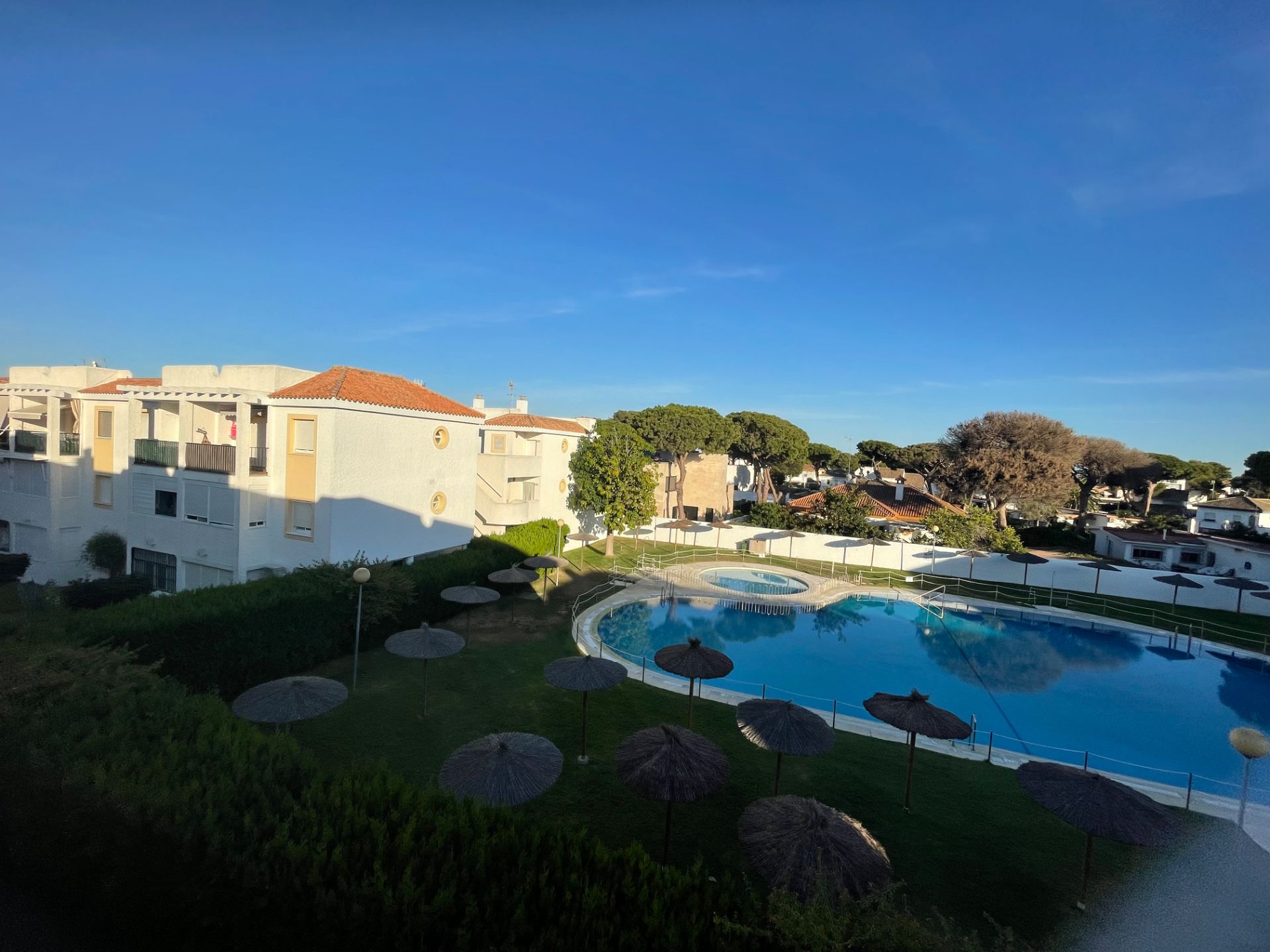 Piscina de Apartamento en venta en Rota con Amueblado, Horno y Lavadora