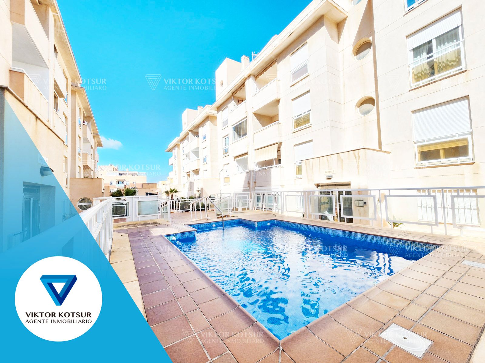 Piscina de Piso en venta en Roquetas de Mar con Terraza, Amueblado y Horno