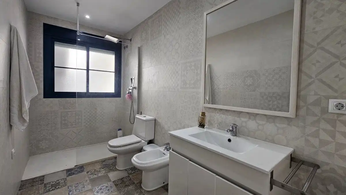 Badezimmer von Wohnungen zum Verkauf in La Alcaidesa mit Klimaanlage, Heizung und Terrasse