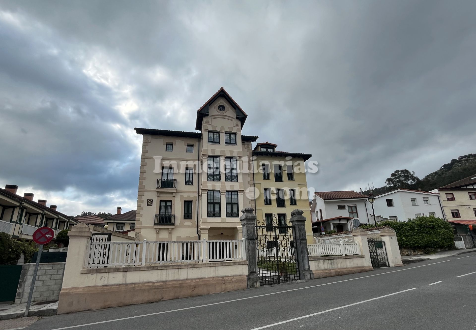 Vista exterior de Dúplex en venda en Castro-Urdiales amb Calefacció, Parquet i Moblat