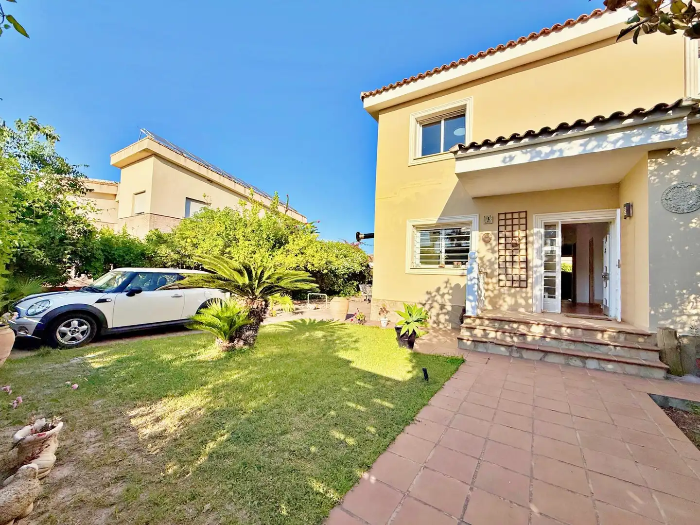 Vista exterior de Casa o xalet en venda en Llíria amb Aire condicionat, Jardí privat i Terrassa