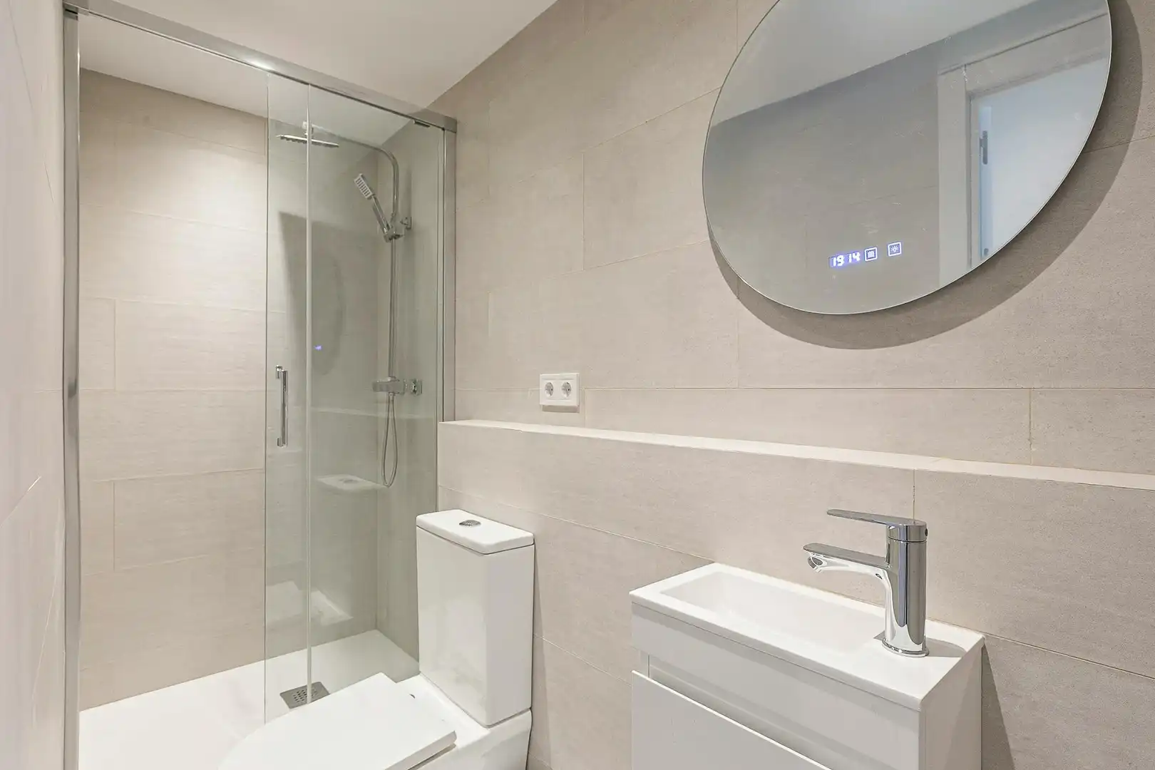 Bathroom of Flat for rent in Barcelona  with Air Conditioner, Heating and Furnished
