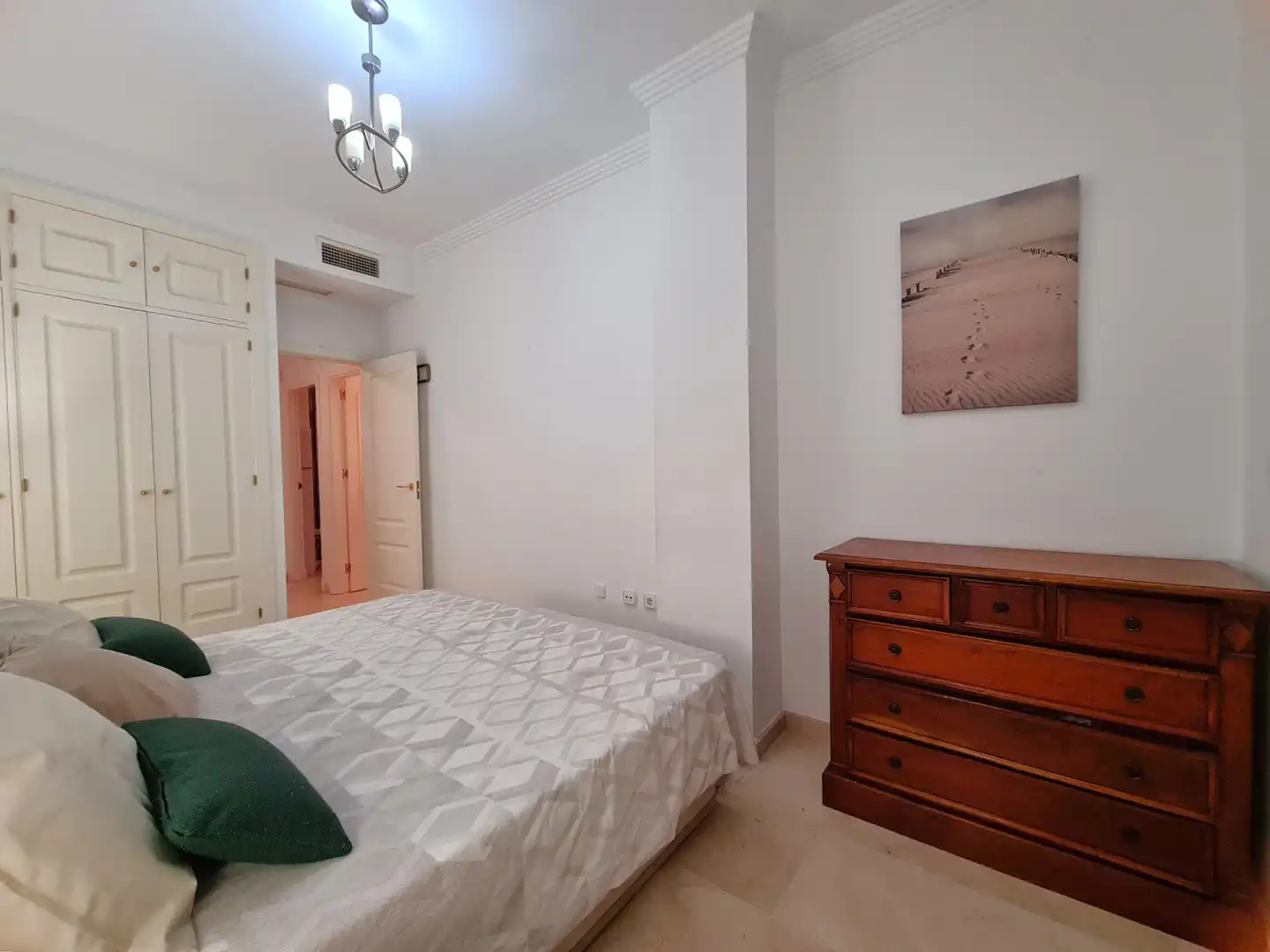 Dormitori de Apartament en venda en Sotogrande amb Jardí privat, Terrassa i Moblat