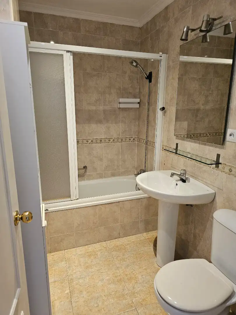 Bathroom of Flat for sale in Sevilla  with Air Conditioner, Heating and Storage room